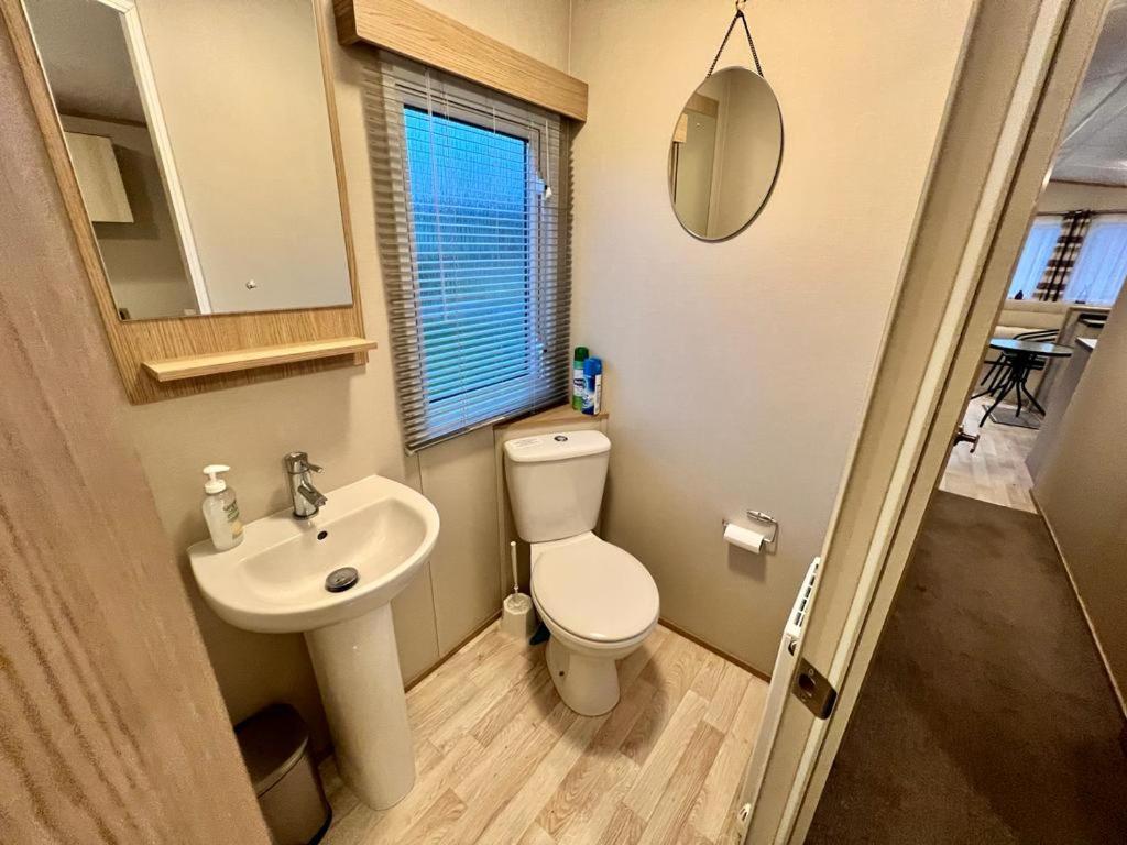 2 Bedroom Lakeview Lodge - Ensuite & Balcony Deck Карнфорт Экстерьер фото
