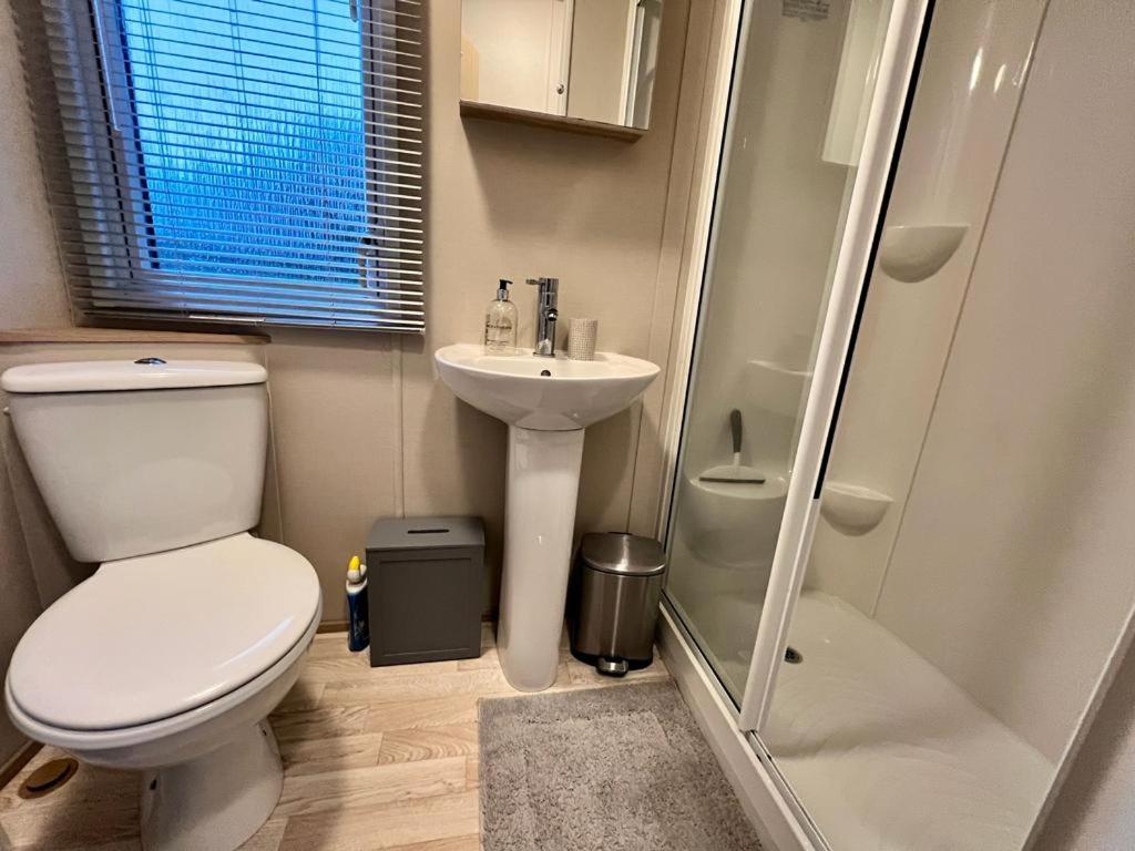 2 Bedroom Lakeview Lodge - Ensuite & Balcony Deck Карнфорт Экстерьер фото