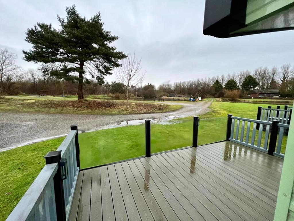 2 Bedroom Lakeview Lodge - Ensuite & Balcony Deck Карнфорт Экстерьер фото