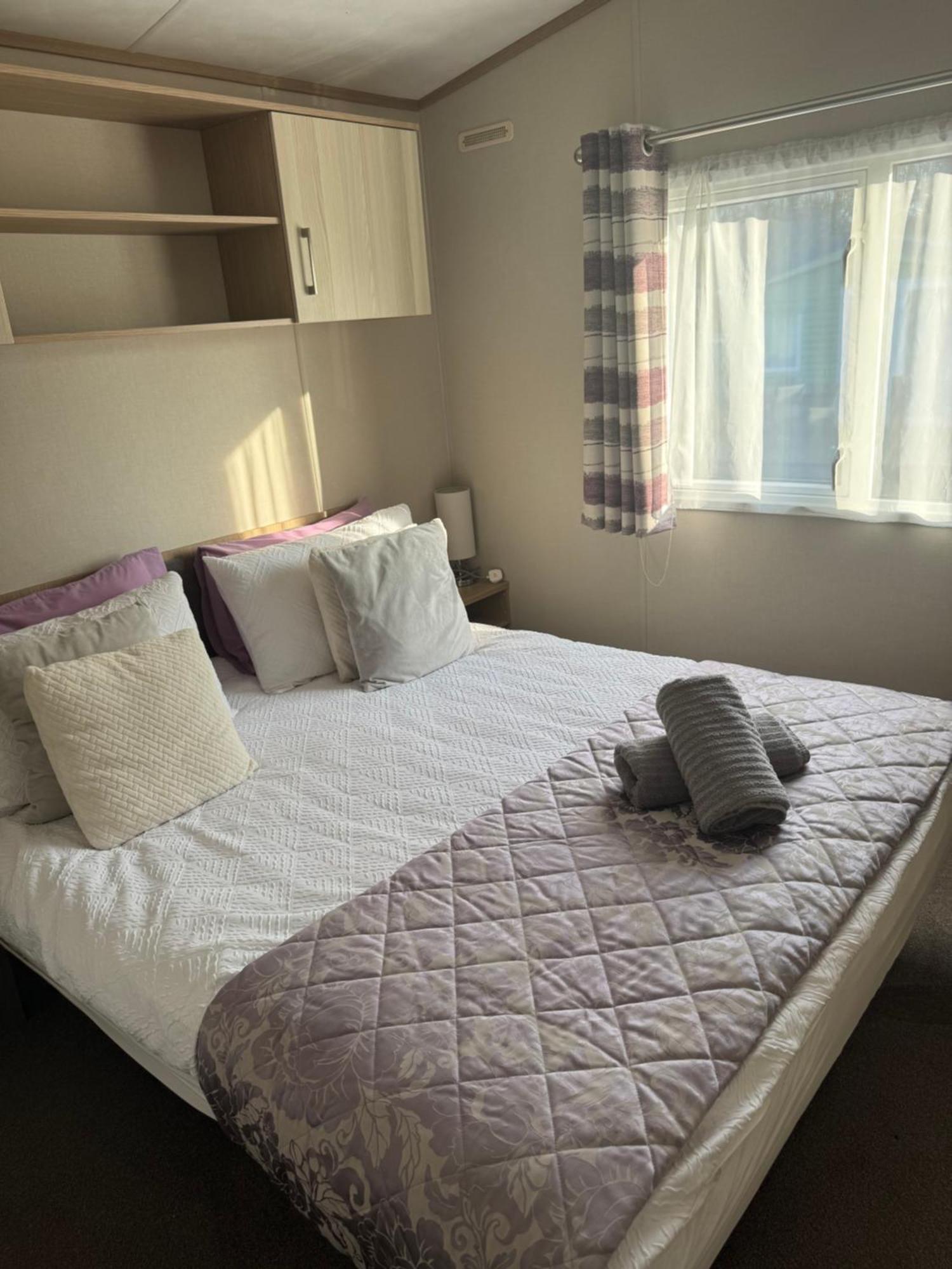 2 Bedroom Lakeview Lodge - Ensuite & Balcony Deck Карнфорт Экстерьер фото